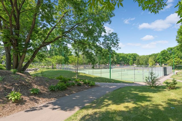 8944 Neill Lake Road 142B, Eden Prairie, MN 55347