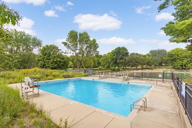 8944 Neill Lake Road 142B, Eden Prairie, MN 55347