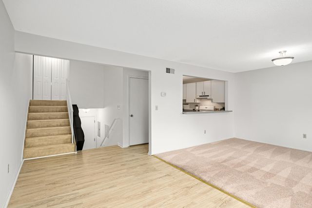 8944 Neill Lake Road 142B, Eden Prairie, MN 55347