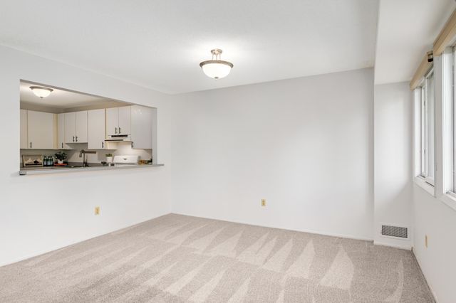 8944 Neill Lake Road 142B, Eden Prairie, MN 55347