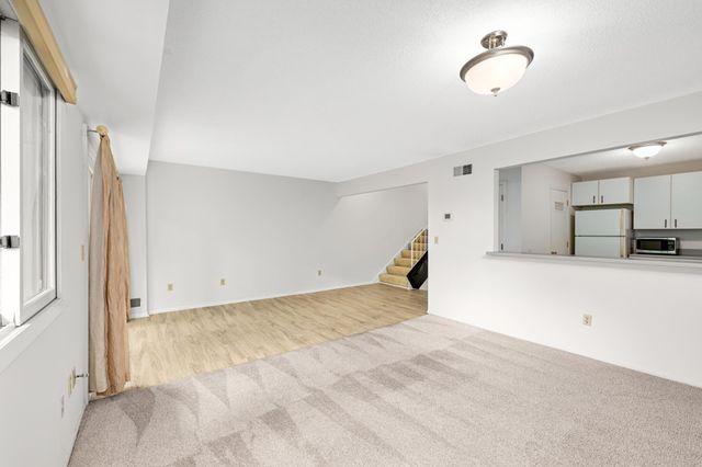 8944 Neill Lake Road 142B, Eden Prairie, MN 55347