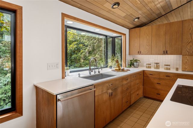 4851 88th Place SE, Mercer Island, WA 98040