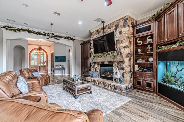 15569 Crown Oaks Drive, Montgomery, TX 77316