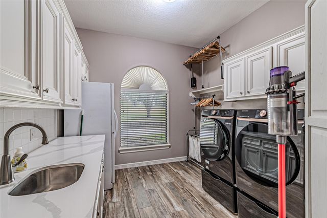 15569 Crown Oaks Drive, Montgomery, TX 77316