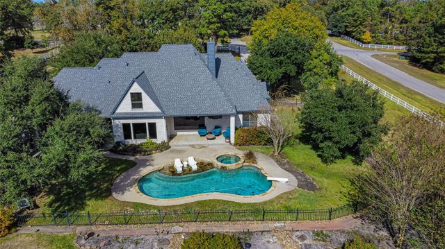 15569 Crown Oaks Drive, Montgomery, TX 77316