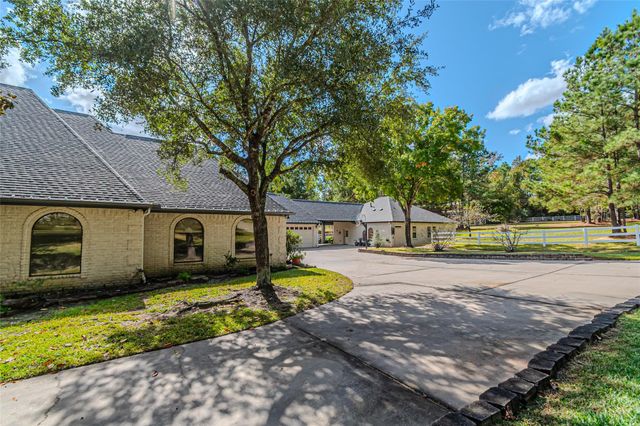 15569 Crown Oaks Drive, Montgomery, TX 77316