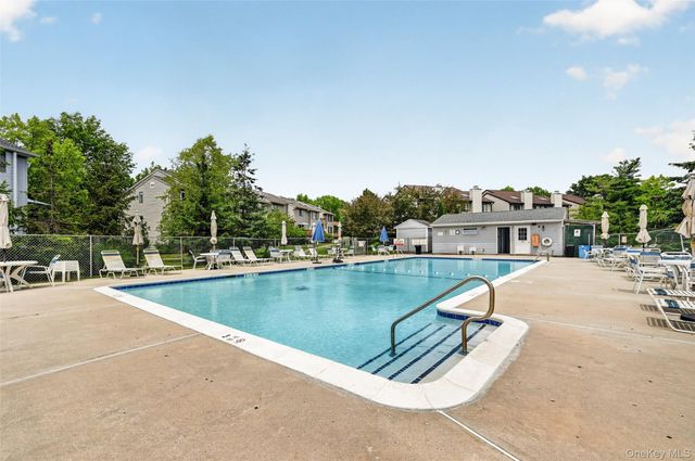 6 Linda Court, Nanuet, NY 10954