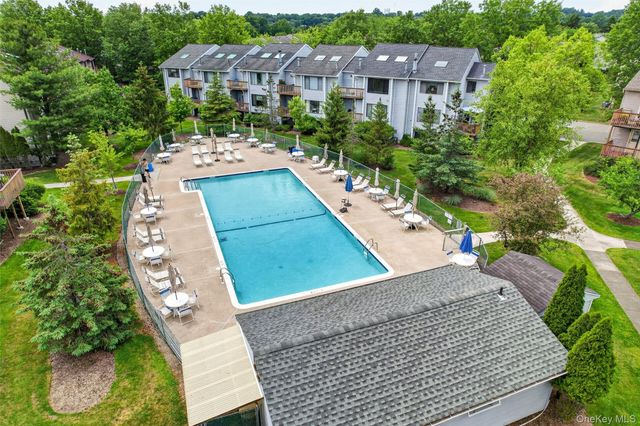 6 Linda Court, Nanuet, NY 10954