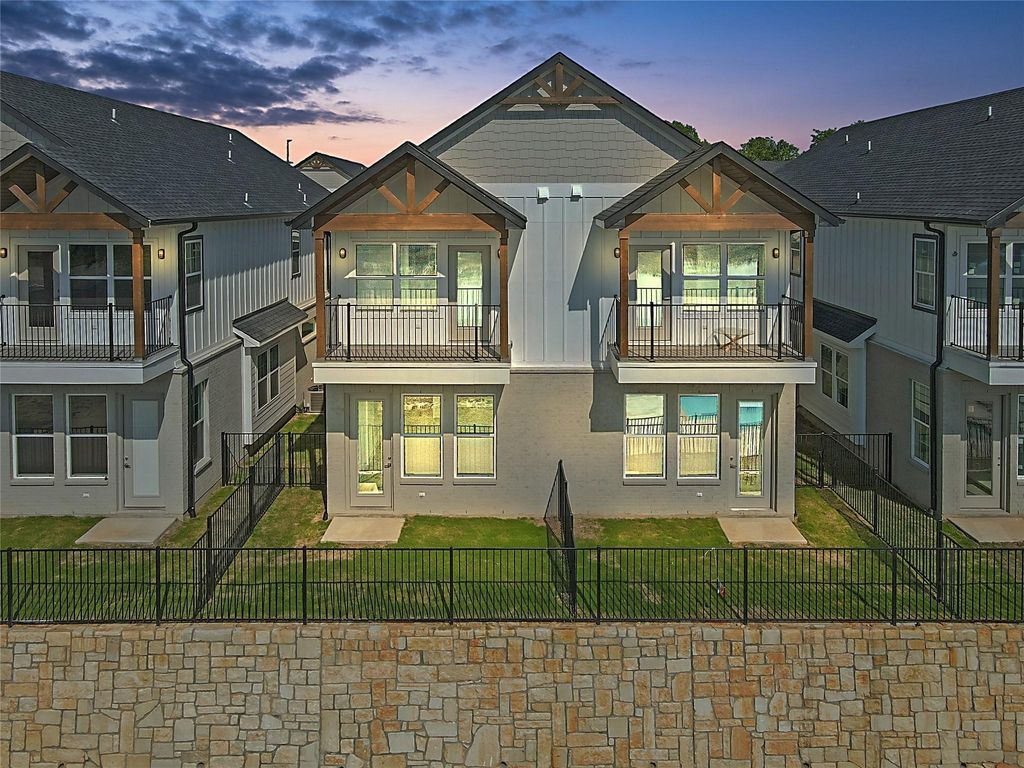 1319 W Main. Street Unit 2, Gun Barrel City, TX 75156