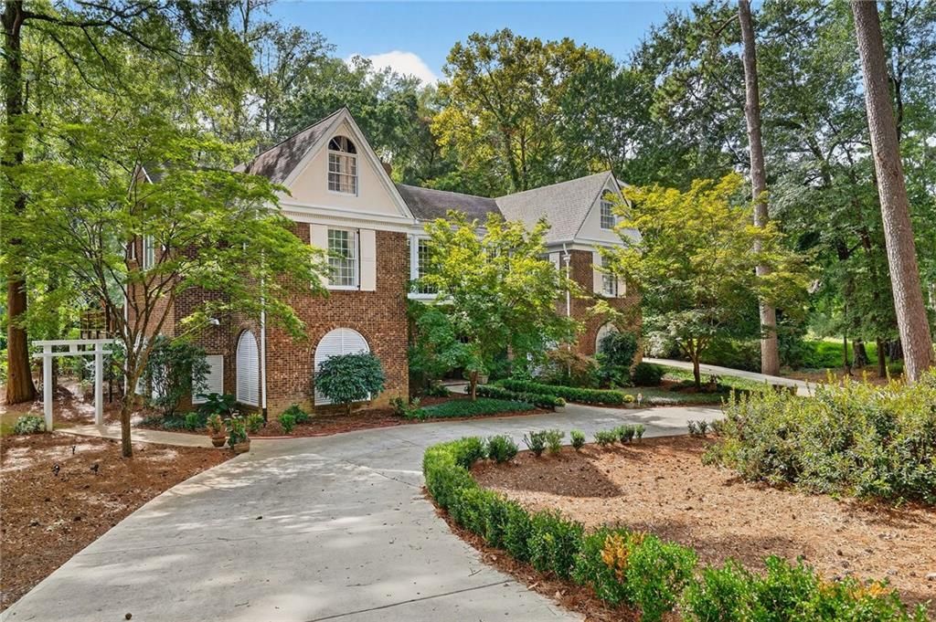 1018 Peachtree Battle NW Circle, Atlanta, GA 30327