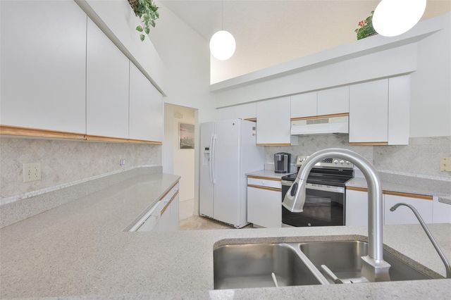 2023 NEW BEDFORD DRIVE, Sun City Center, FL 33573