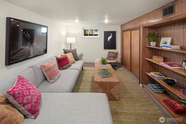 5106 47th Avenue NE, Seattle, WA 98105