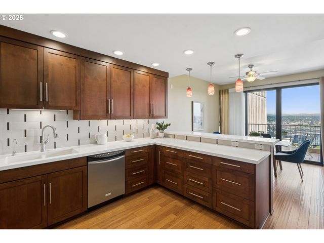 2211 Sw 1st Ave 1704, Portland, OR 97201