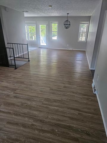 1645 W Swan Street, Springfield, MO 65807