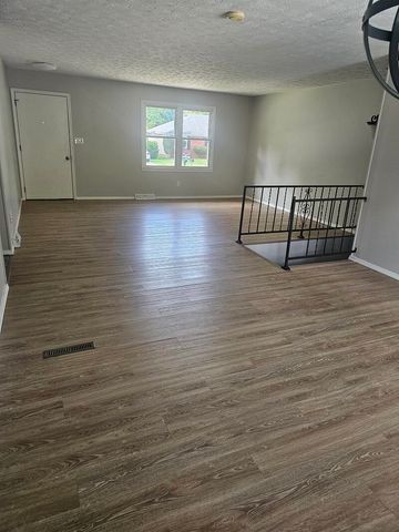 1645 W Swan Street, Springfield, MO 65807