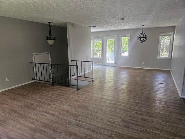 1645 W Swan Street, Springfield, MO 65807