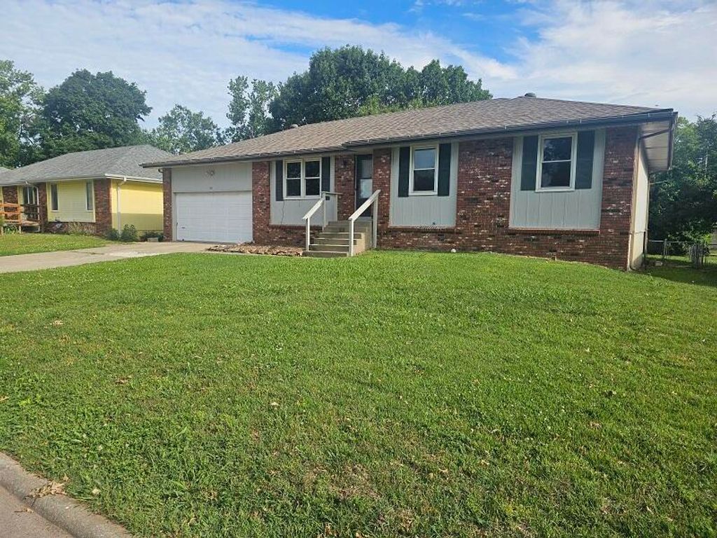 1645 W Swan Street, Springfield, MO 65807