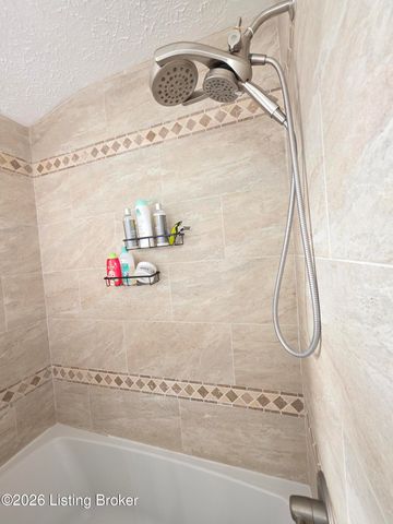 4327 Pruitt Ct, Louisville, KY 40218