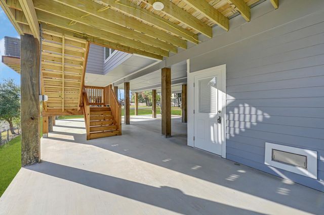 915 Oak Grove Street, La Porte, TX 77571