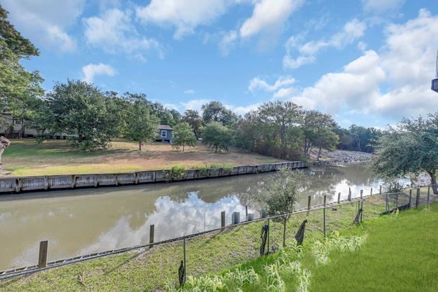 915 Oak Grove Street, La Porte, TX 77571