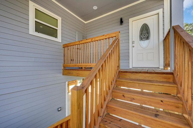 915 Oak Grove Street, La Porte, TX 77571