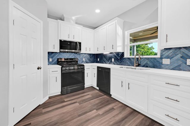 915 Oak Grove Street, La Porte, TX 77571