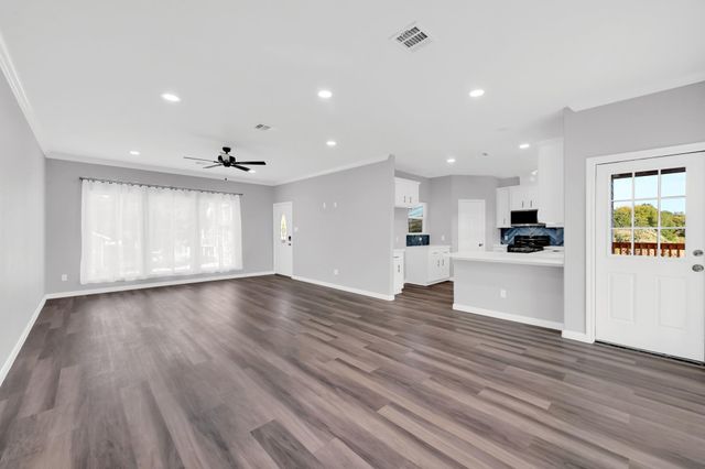 915 Oak Grove Street, La Porte, TX 77571