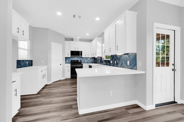 915 Oak Grove Street, La Porte, TX 77571