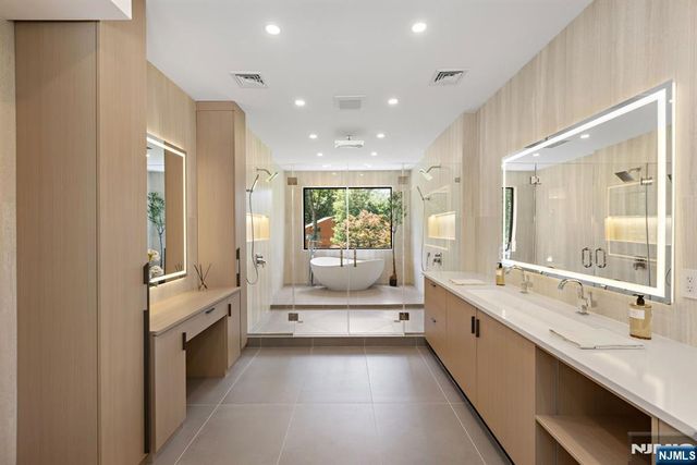 911 Hilltop Terrace, Franklin Lakes, NJ 07417