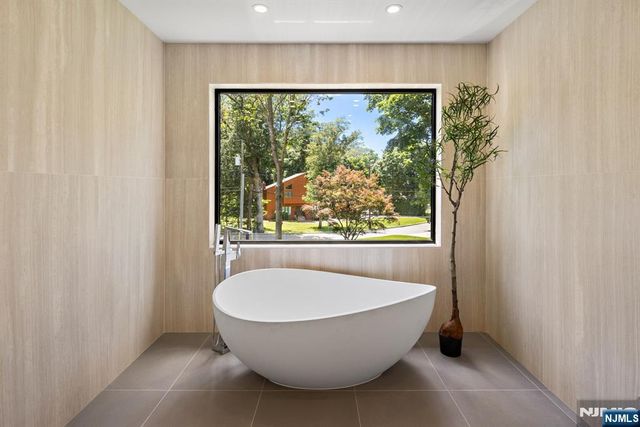 911 Hilltop Terrace, Franklin Lakes, NJ 07417