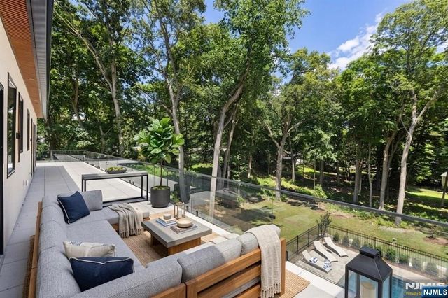 911 Hilltop Terrace, Franklin Lakes, NJ 07417