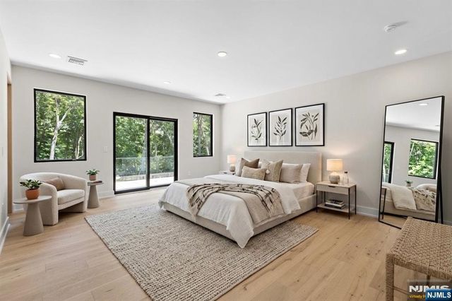 911 Hilltop Terrace, Franklin Lakes, NJ 07417