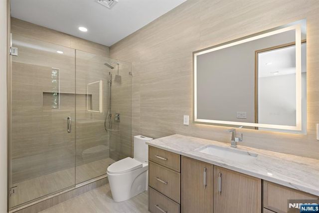 911 Hilltop Terrace, Franklin Lakes, NJ 07417