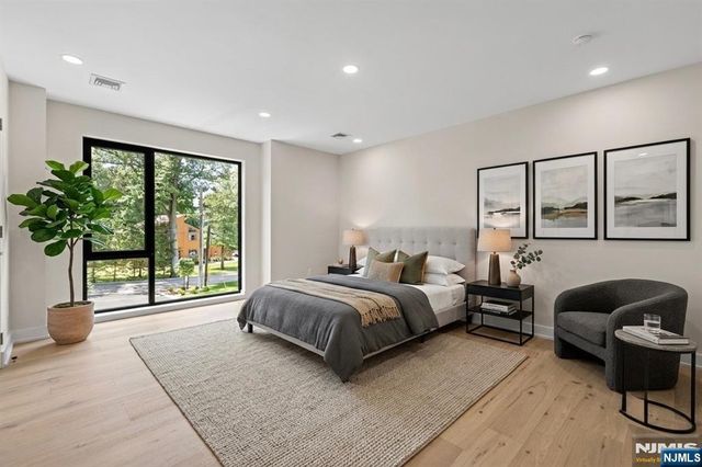911 Hilltop Terrace, Franklin Lakes, NJ 07417