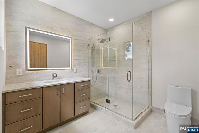 911 Hilltop Terrace, Franklin Lakes, NJ 07417