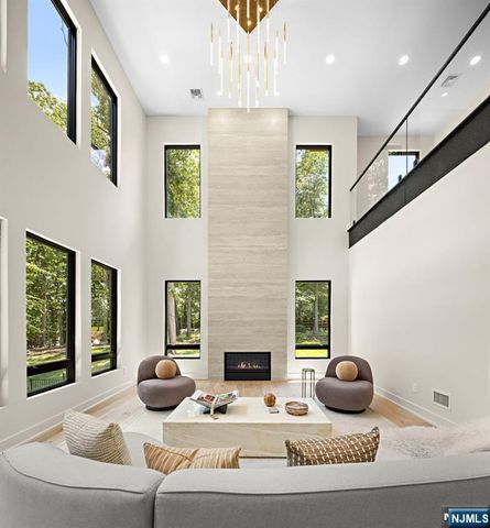 911 Hilltop Terrace, Franklin Lakes, NJ 07417