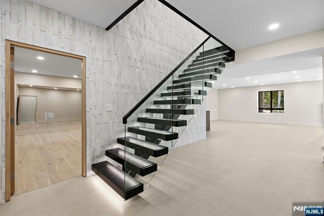 911 Hilltop Terrace, Franklin Lakes, NJ 07417