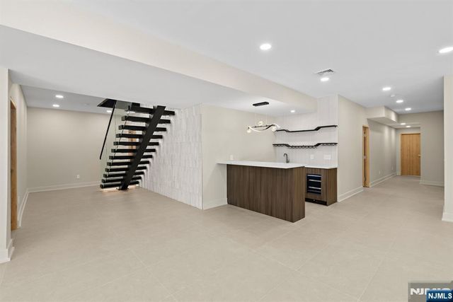 911 Hilltop Terrace, Franklin Lakes, NJ 07417