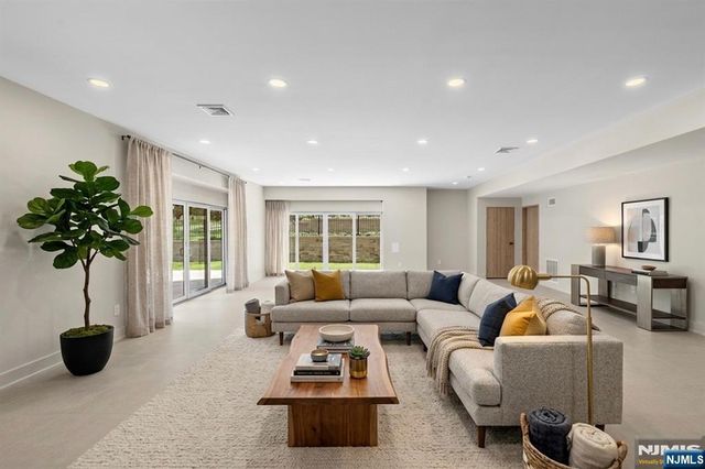 911 Hilltop Terrace, Franklin Lakes, NJ 07417