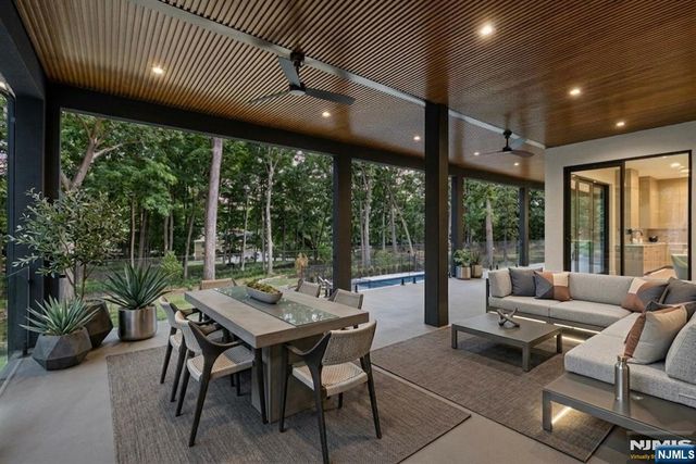 911 Hilltop Terrace, Franklin Lakes, NJ 07417