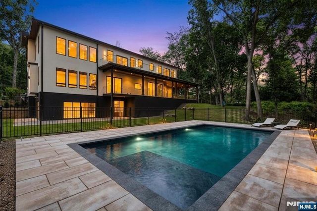 911 Hilltop Terrace, Franklin Lakes, NJ 07417