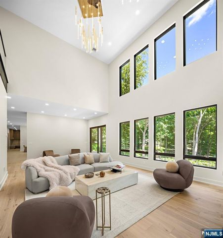 911 Hilltop Terrace, Franklin Lakes, NJ 07417