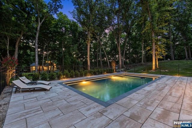 911 Hilltop Terrace, Franklin Lakes, NJ 07417