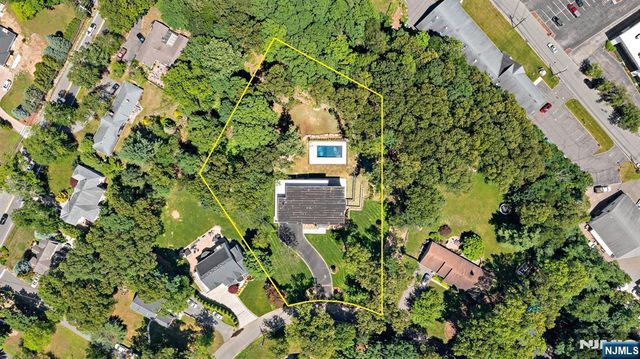 911 Hilltop Terrace, Franklin Lakes, NJ 07417