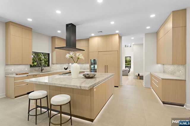 911 Hilltop Terrace, Franklin Lakes, NJ 07417