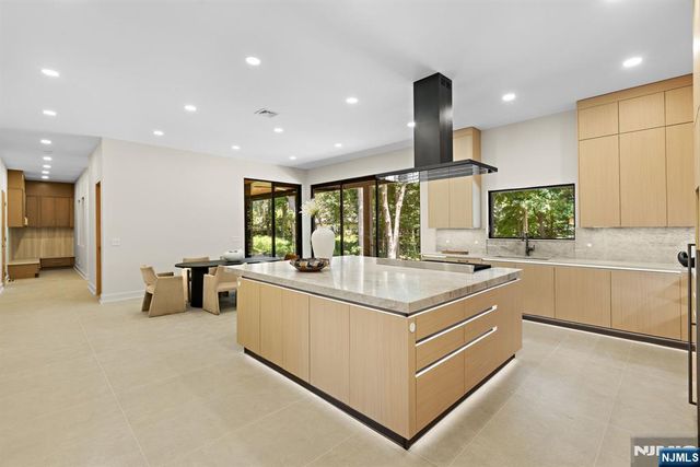 911 Hilltop Terrace, Franklin Lakes, NJ 07417