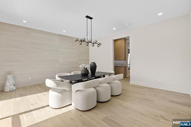 911 Hilltop Terrace, Franklin Lakes, NJ 07417
