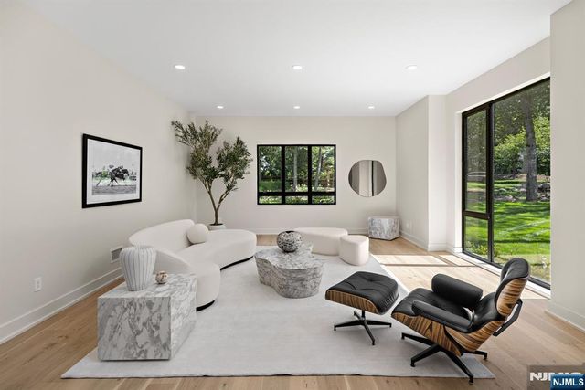911 Hilltop Terrace, Franklin Lakes, NJ 07417