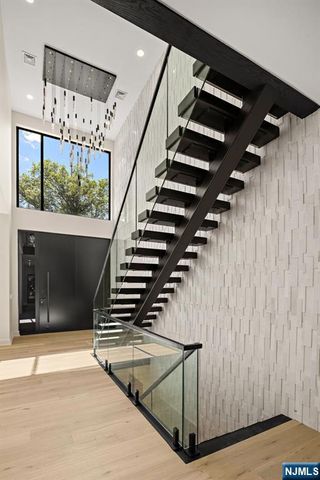 911 Hilltop Terrace, Franklin Lakes, NJ 07417