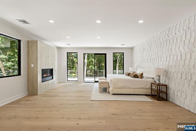 911 Hilltop Terrace, Franklin Lakes, NJ 07417